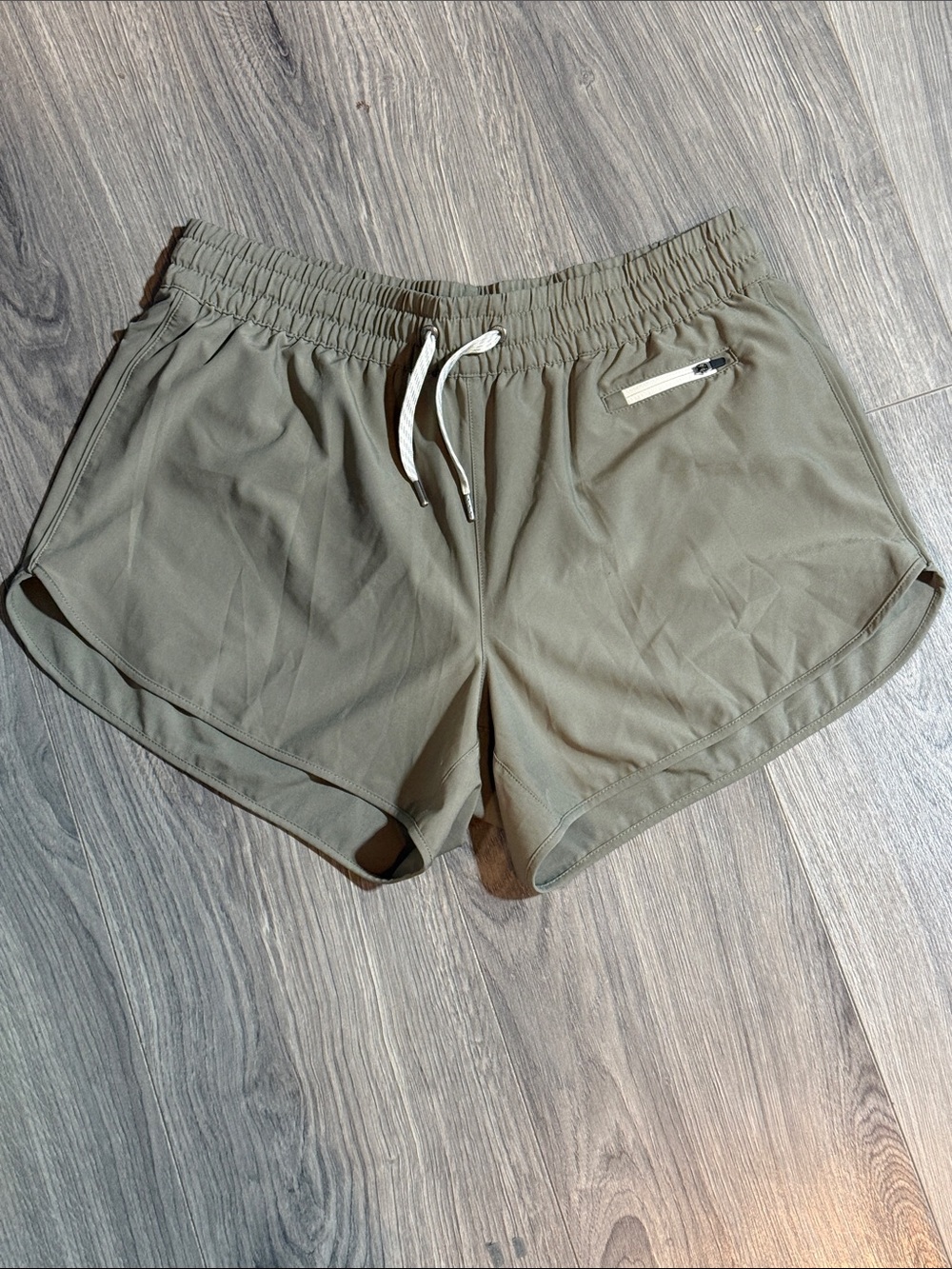 Vuori Clementine Olive Green Athletic Shorts Size Large